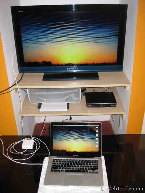 Macbook pro podłączony do telewizora HD za pomocą kabla HDMI
