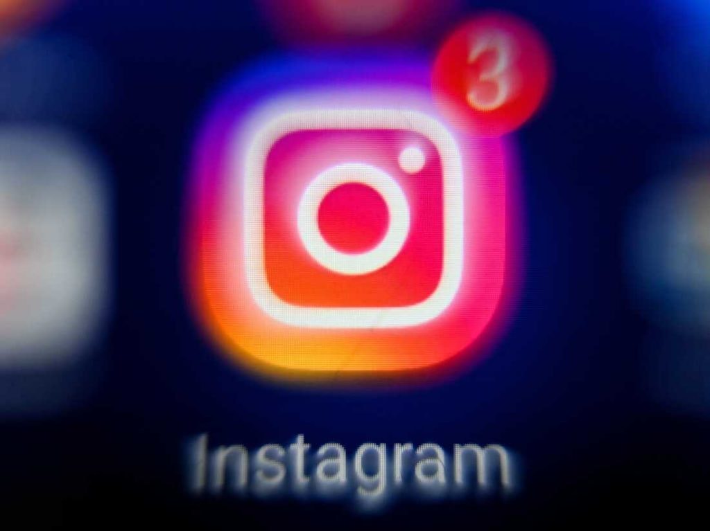 Logo Instagrama z powiadomieniem ; najczęściej komentowany post na Instagramie