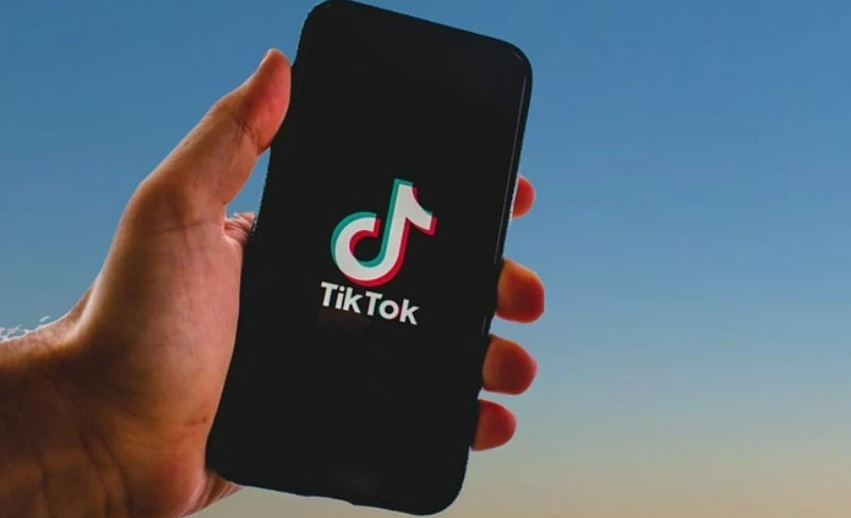 Co to jest filtr lustrzany na TikTok i jak go uzyskać?