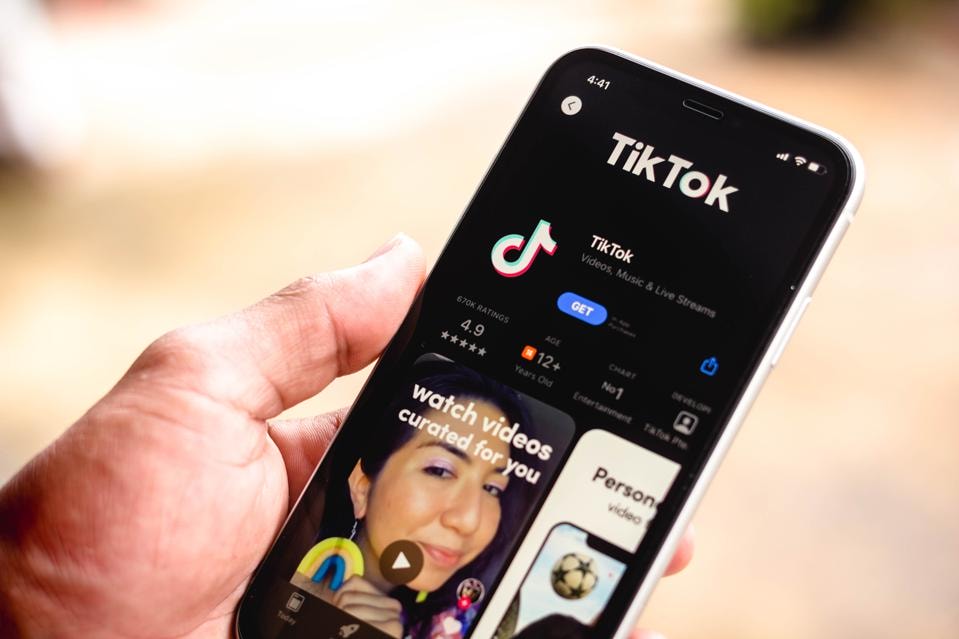 Czym jest praca obserwatora TikTok i jak się o nią ubiegać?