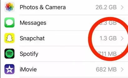 Aby naprawić nie ładujące się historie Snapchata, sprawdź pamięć urządzenia