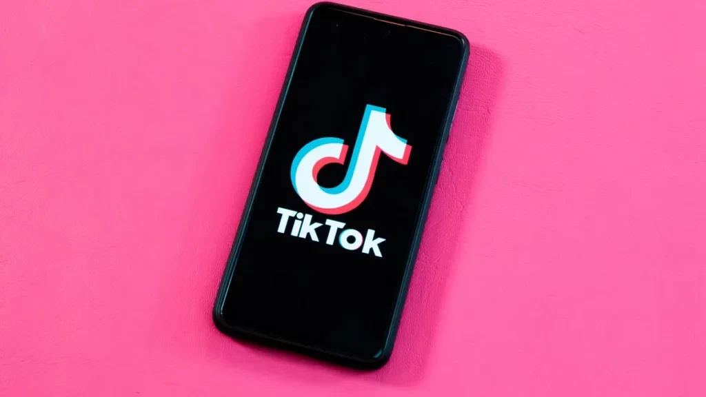 Napraw TikTok pokazujący stare filmy, aktualizując aplikację TikTok