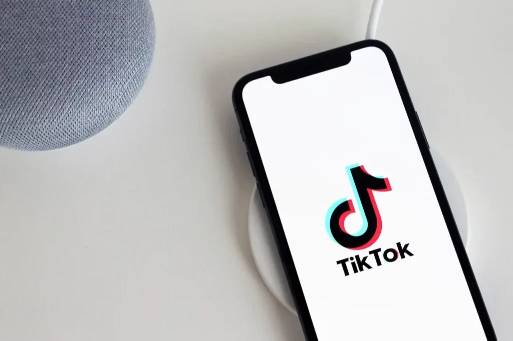 Napraw TikTok pokazujący stare filmy przez ponowne uruchomienie aplikacji